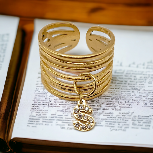 Cléopâtre | Bague personnalisée en acier inoxydable et zircons (lettre 14K plaqué or véritable)