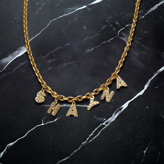 Shayna | Collier personnalisé en acier inoxydable et zircons (lettre 14K plaqué or véritable)